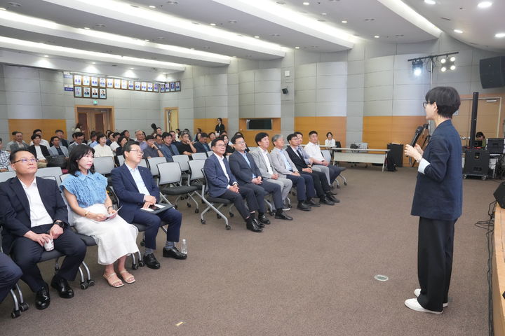 [천안=뉴시스] 천안시가 14일 장기수 시장을 비롯한 고위직 공무원과 중간 관리자들을 대상으로 4대 폭력 예방 교육을 실시했다. (사진=천안시 제공) 2026.07.14 photo@newsis.com *재판매 및 DB 금지