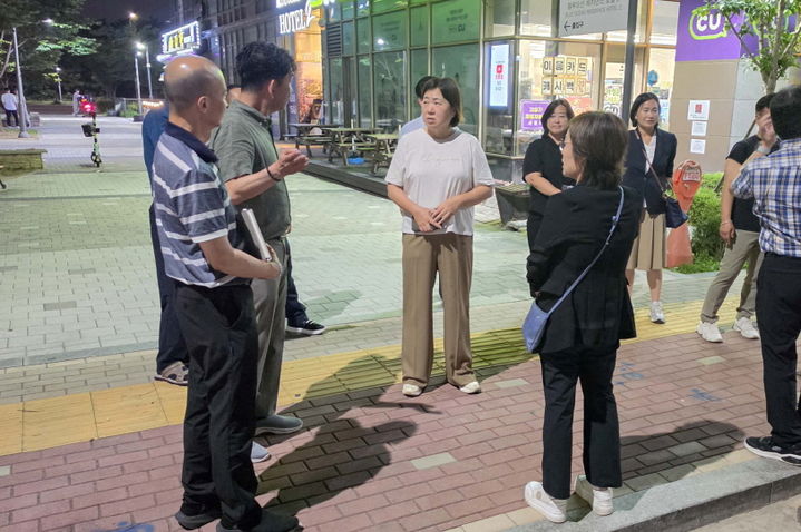 지난 13일 인천 영종하늘도시 정전 사태 당시 현장 순찰 중인 손화정(가운데) 영종구청장. (사진=영종구 제공) 2026.07.14. photo@newsis.com *재판매 및 DB 금지