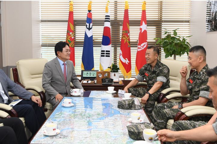 해병대 2사단을 찾은 박용철(왼쪽) 강화군수. (사진=강화군 제공) 2026.07.14. photo@newsis.com *재판매 및 DB 금지