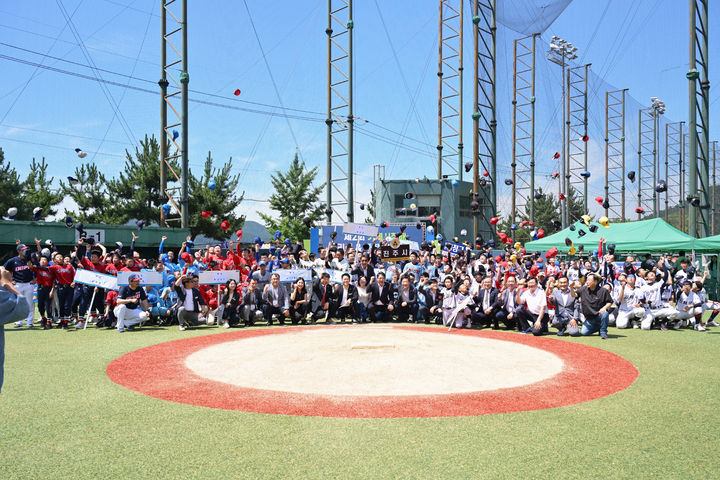 [거제=뉴시스] 신정철 기자= 거제시는 지난 11일부터 오는 18일까지 8일간 경남, 부산, 울산 지역의 리틀야구 21개 팀과 중학야구 8개 팀 등 총 29개 팀 800여 명이 참가한 가운데 하청야구장에서 ‘제2회 거제시장배 리틀·중학야구대회’를 개최하고 있다.사진은 지난 11일 개막식 기념사진 모습.(사진=거제시 제공).2026.07.14. photo@newsis.com *재판매 및 DB 금지