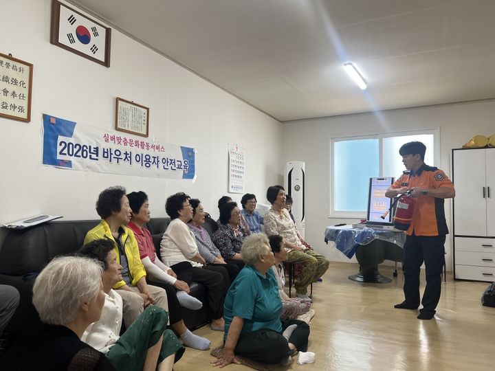 [울산=뉴시스] 울산중부소방서는 14일 성안청구아파트 경로당에서 폭염에 취약한 어르신들을 대상으로 소방안전교육을 실시하고 있다. (사진=울산중부소방서 제공) photo@newsis.com *재판매 및 DB 금지