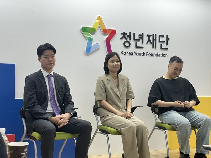 [서울=뉴시스] 이주영 기자 = 14일 서울 종로구 청년재단에서 열린 게임 기자단 정책 세미나에 김명훈 법무법인 율촌 변리사(왼쪽), 고영진 문화체육관광부 문화인공지능정책과 과장, 나규봉 NC AI 바르코 사업팀장이 참석했다. 2026.07.14. zoo@newsis.com *재판매 및 DB 금지