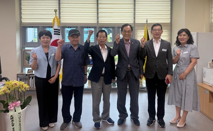 [창원=뉴시스] 이재광 경남 창원시 마산합포구청장이 14일 대한노인회 마산지회를 방문해 간담회를 갖고 있다. (사진=창원시 제공) 2026.07.14. photo@newsis.com *재판매 및 DB 금지