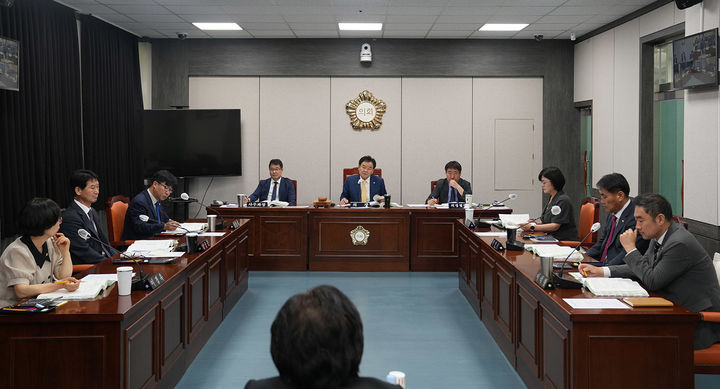 태백시의회는 14일 위원회실에서 제293회 임시회 제2차 본회의를 열고 보건과 5개 부서를 대상으로 주요 업무 추진상황을 보고받고 있다.(사진=태백시의회 제공) *재판매 및 DB 금지