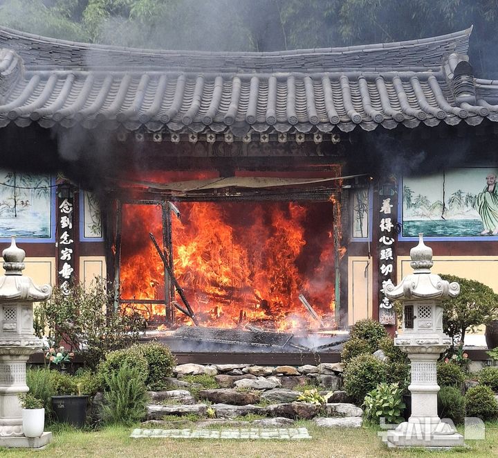 [경주=뉴시스] 경주시 외동읍 녹동리 사찰 화재 현장.(사진=독자 제공) 2026.7.14. photo@newsis.com 