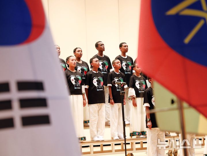 [세종=뉴시스]한전MCS는 지난 13일 나주시 한국전력 본사 한빛홀에서 열린 '강뉴합창단' 초청공연을 성황리에 마무리했다.(사진=한전MCS 제공)