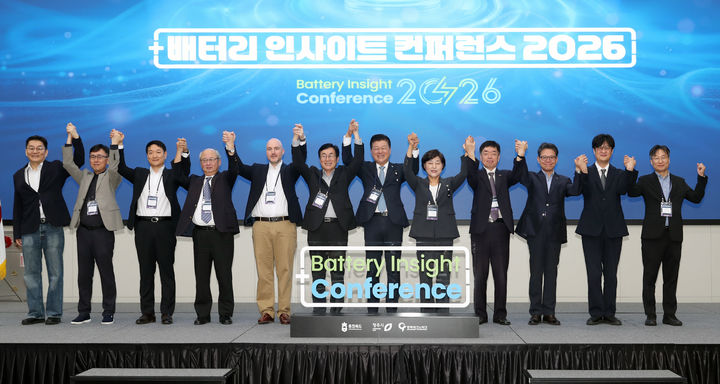 [청주=뉴시스] 14일 충북 청주시 흥덕구 오송읍 청주 오스코에서 열린 '배터리 인사이트 콘퍼런스 2026'에서 참석자들이 기념촬영하고 있다. (사진=청주시 제공) 2026.07.14. photo@newsis.com *재판매 및 DB 금지