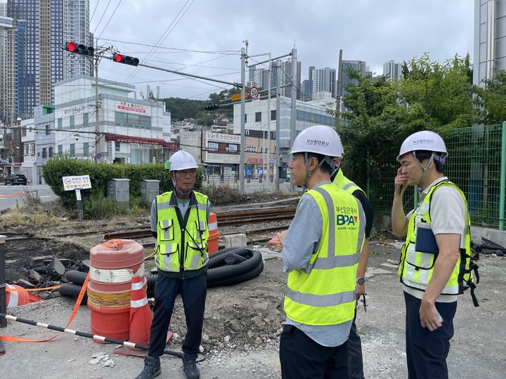 [부산=뉴시스] 부산항만공사 관계자가 공사 소관 건설현장에서 야외작업자들의 업무현황을 점검하고 있다. (사진=부산항만공사 제공) 2026.07.14. photo@newsis.com *재판매 및 DB 금지