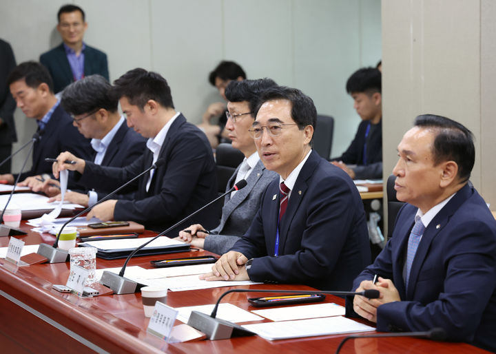 [홍성=뉴시스] 박수현 충남지사가 14일 도청 중회의실에서 실국원장 회의를 주관하고 있다. *재판매 및 DB 금지