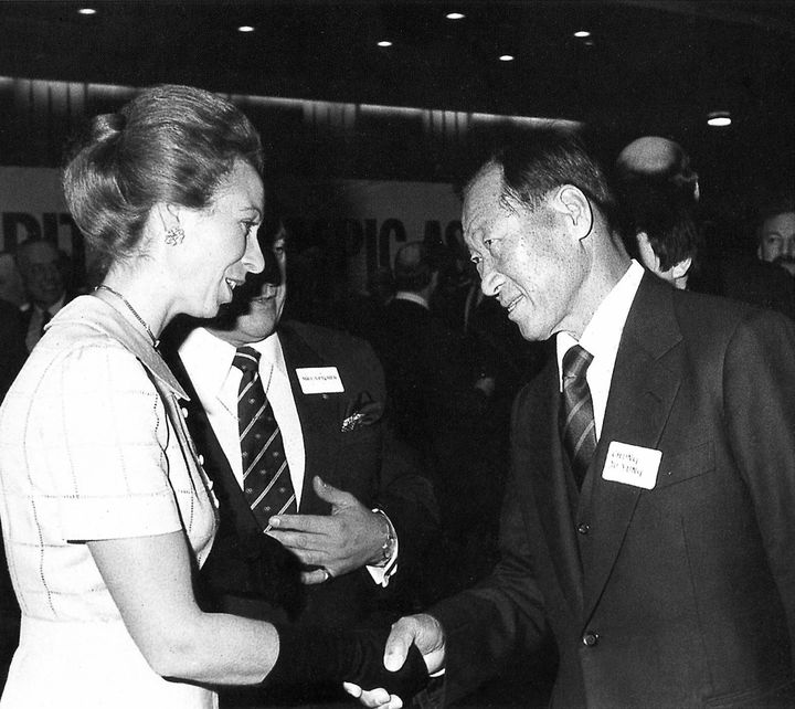 [서울=뉴시스] 고(故) 정주영 창업주가 1980년대 당시 영국올림픽 위원회 위원으로 활동하던 앤 공주와 악수를 나누는 모습. (사진=HD현대) 2026.07.14 photo@newsis.com *재판매 및 DB 금지 *재판매 및 DB 금지
