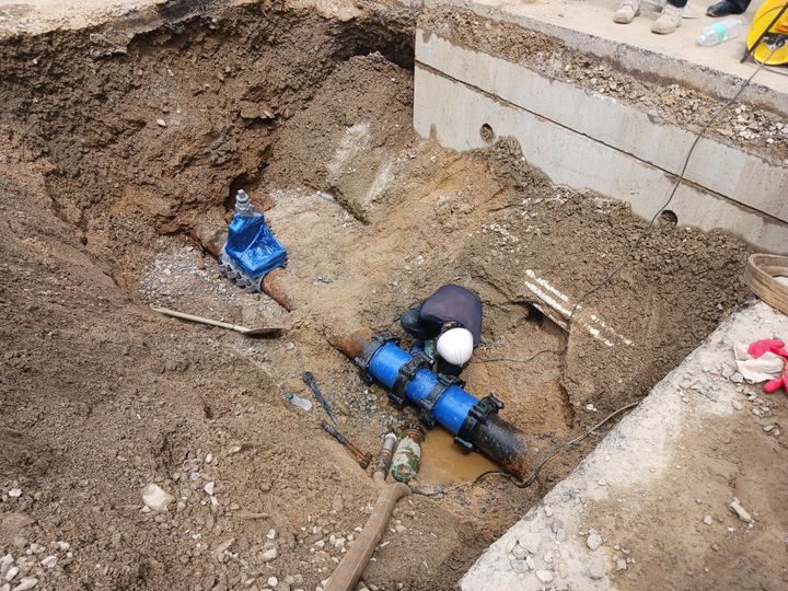 [충주=뉴시스] 14일 오전 9시 10분께 충북 충주시 '대가미사거리 도심침수예방사업' 공사 현장에서 지름 200㎜ 상수관로의 이음부가 탈락하면서 수돗물이 누수됐다. 이 사고로 주변 상가와 주택에 5시간가량 단수사태가 빚어졌다. 시는 오후 2시20분께 응급복구작업을 마무리했다. (사진=충주시 제공) 2026.07.14. photo@newsis.com *재판매 및 DB 금지
