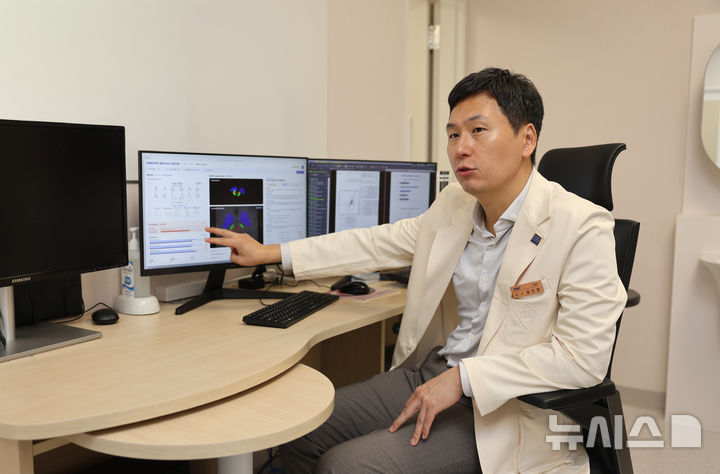 [서울=뉴시스] 윤진영 삼성사울병원 신경과 교수가 AI 모델을 통해 분석된 결과를 설명하고 있다. (사진= 삼성서울병원 제공) 