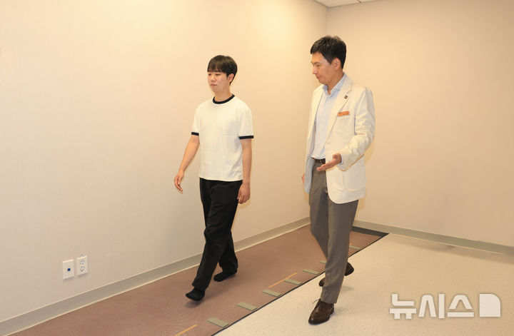 [서울=뉴시스] 윤진영 삼성사울병원 신경과 교수가 보행검사를 진행하고 있다. (사진= 삼성서울병원 제공) 