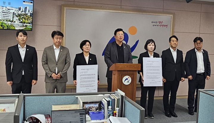 [울산=뉴시스] 안정섭 기자 = 국민의힘 소속 울산 남구의원들이 14일 남구청 프레스센터에서 기자회견을 열고 원 구성 전까지 월정수당과 의정활동비 등 세비 전액을 반납하겠다는 입장을 밝히고 있다. 2026.07.14. yohan@newsis.com *재판매 및 DB 금지