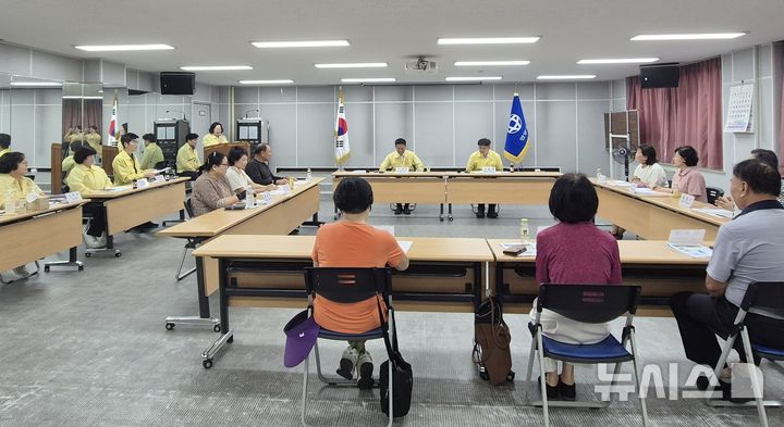 [안양=뉴시스] 안양시가 행정안전부와 함께 주민 대피지원단 운영 활성화를 위한 현장 간담회를 개최하고 있다. (사진=안양시 제공). 2026. 07. 14. photo@newsis.com