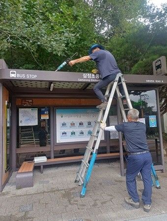 [울산=뉴시스] 울산 울주군은 대중교통 이용 시민들의 온열 질환을 예방하기 위해 ‘버스승강장 차양막 정비사업’을 진행한다고 14일 밝혔다. (사진= 울주군 제공) 2026.07.14.photo@newsis.com *재판매 및 DB 금지