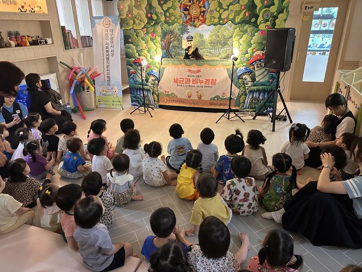 [대구=뉴시스] 대구 서구는 소규모 어린이·사회복지급식소를 대상으로 '찾아가는 식중독 예방 인형극'을 운영했다. (사진=대구 서구 제공) 2026.07.14. photo@newsis.com *재판매 및 DB 금지