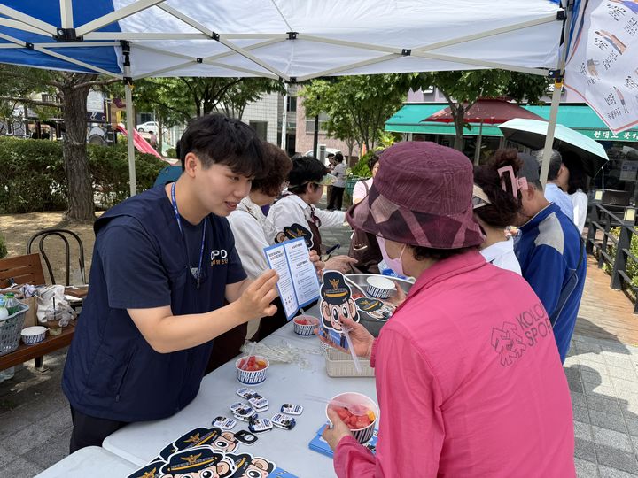 [대구=뉴시스] 대구 서부경찰서는 서구제일종합사회복지관과 함께 '찾아가는 골목복지관'과 연계한 범죄예방 홍보와 환경개선 사업을 추진했다. (사진=대구 서부경찰서 제공) 2026.07.14. photo@newsis.com *재판매 및 DB 금지