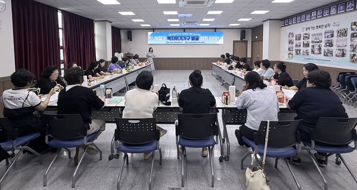 [창녕=뉴시스] 경남 창녕군 남지읍 행정복지센터에서 하절기 복지위기가구 발굴을 위한 협력 회의를 개최하고 있다. (사진=창녕군 제공) 2026.07.14. photo@newsis.com *재판매 및 DB 금지