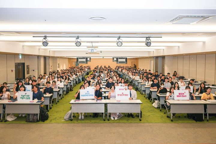 [서울=뉴시스] 14일 열린 롯데장학재단 '2026년 신격호 롯데 취업준비생 장학금 전달식'에서 장혜선 롯데장학재단 이사장(가운데)와 장학생들이 기념사진을 촬영하고 있다. (사진=롯데장학재단 제공) 2026.07.14. photo@newsis.com *재판매 및 DB 금지