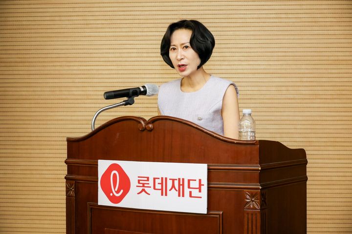 [서울=뉴시스] 14일 열린 롯데장학재단 '2026년 신격호 롯데 취업준비생 장학금 전달식'에서 장혜선 롯데장학재단 이사장(가운데)이 발언하고 있다. (사진=롯데장학재단 제공) 2026.07.14. photo@newsis.com *재판매 및 DB 금지