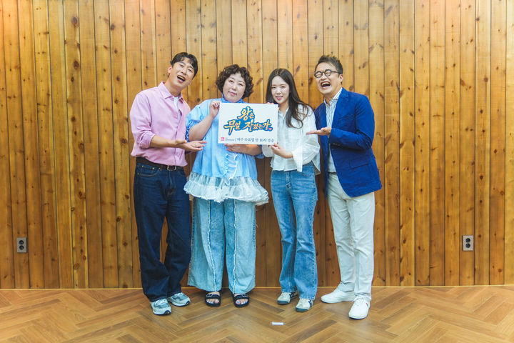 [서울=뉴시스] 14일 서울 구로구 한 스튜디오에서 열린 TV조선 예능 프로그램 '왕은 무얼 자셨는가' 제작발표회에서 출연진이 포즈를 취하고 있다. 왼쪽부터 방송국인 양상국, 신기루, 지예은, 역사 강사 최태성. (사진=TV조선 제공) 2026.07.14. photo@newsis.com *재판매 및 DB 금지