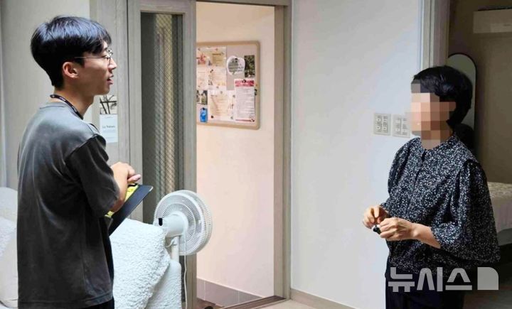 [포항=뉴시스] = 포항시 직원이 외국인 관광 도시 민박 업소에서 불법 영업 등을 점검하고 있다. 2027.07.14. photo@newsis.com