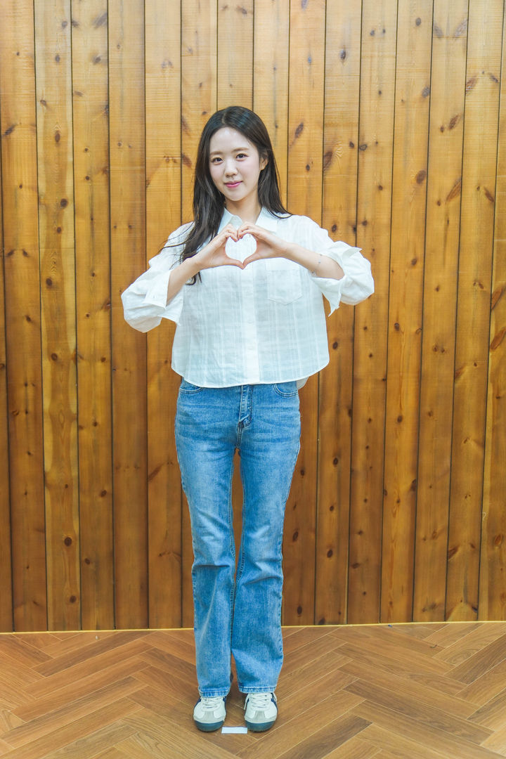 [서울=뉴시스] 방송인 지예은이 14일 서울 구로구 한 스튜디오에서 열린 TV조선 예능 프로그램 '왕은 무얼 자셨는가' 제작발표회에서 포즈를 취하고 있다. (사진=TV조선 제공) 2026.07.14. photo@newsis.com *재판매 및 DB 금지