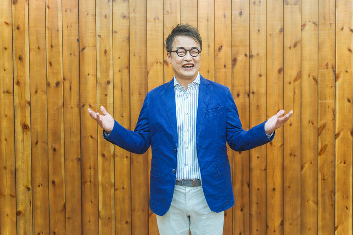 [서울=뉴시스] 역사 강사 최태성이 14일 서울 구로구 한 스튜디오에서 열린 TV조선 예능 프로그램 '왕은 무얼 자셨는가' 제작발표회에서 포즈를 취하고 있다. (사진=TV조선 제공) 2026.07.14. photo@newsis.com *재판매 및 DB 금지