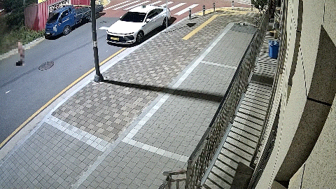 [경산=뉴시스] 김드보라 인턴기자 = 경찰이 범행 직후 알몸으로 도로를 배회하던 피의자와 마주쳤지만 곧바로 하차하지 않고 천천히 차량을 후진하는 모습. (제공=피해자 유족 측 남언호 변호사) *재판매 및 DB 금지