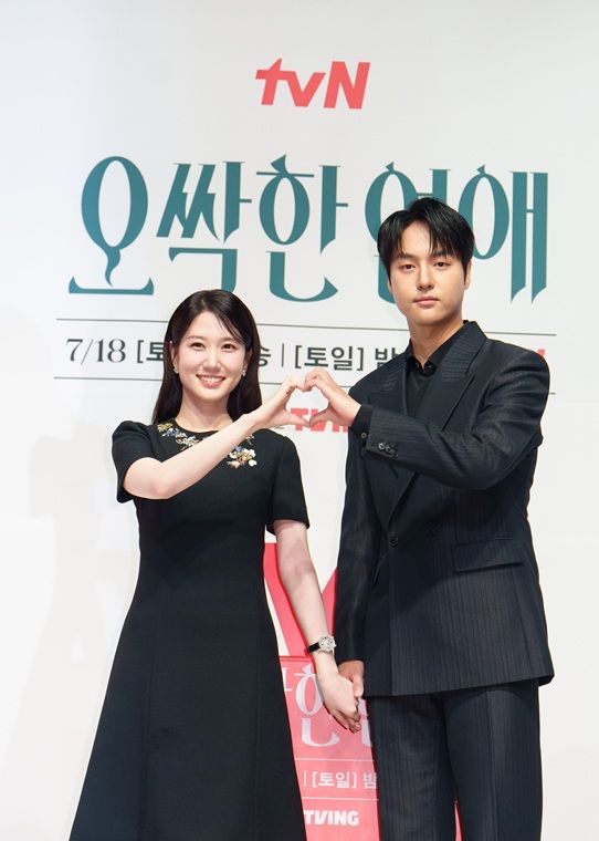 [서울=뉴시스] 배우 박은빈과 양세종이 14일 서울 강남구 엘리에나 호텔에서 열린 tvN 드라마 '오싹한 연애' 제작발표회에서 포즈를 취하고 있다. (사진=tvN 제공) 2026.07.14. photo@newsis.com *재판매 및 DB 금지