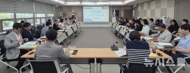 [창원=뉴시스]14일 경남도청 중앙회의실에서 도와 18개 시군 건설 부서장 등이 참석한 가운데 '지역 건설산업 활성화를 위한 협력회의'가 열리고 있다.(사진=경남도 제공) 2026.07.14. photo@newsis.com