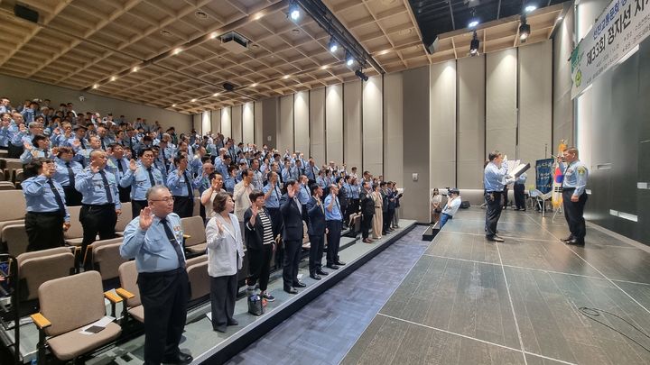[수원=뉴시스] 정지선 지키기 실천 결의대회. (사진=경기도새마을회 제공) 2026.07.14. photo@newsis.com *재판매 및 DB 금지