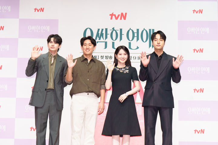 [서울=뉴시스] 14일 서울 강남구 엘리에나 호텔에서 열린 tvN 드라마 '오싹한 연애' 제작발표회에서 출연진과 제작진이 포즈를 취하고 있다. 왼쪽부터 배우 옹성우, 이민수 감독, 배우 박은빈, 양세종. (사진=tvN 제공) 2026.07.14. photo@newsis.com *재판매 및 DB 금지