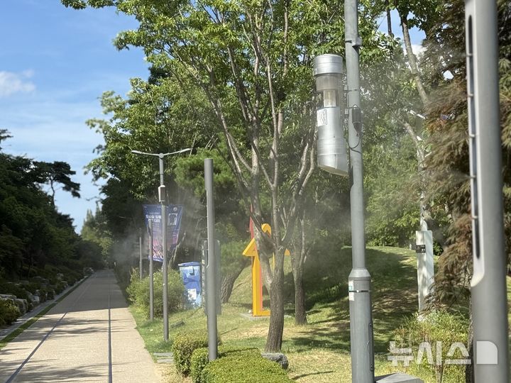 [포항=뉴시스] 안병철 기자 = 14일 경북 포항 철길숲에 쿨링포그(안개형 냉각시설)가 작동되고 있다. 2026.07.14. abc1571@newsis.com.