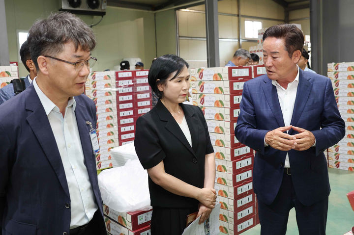 박권현 청도군수(오른쪽), 청도복숭아 수출선적식서 관계자들 격려 (사진=청도군 제공) *재판매 및 DB 금지