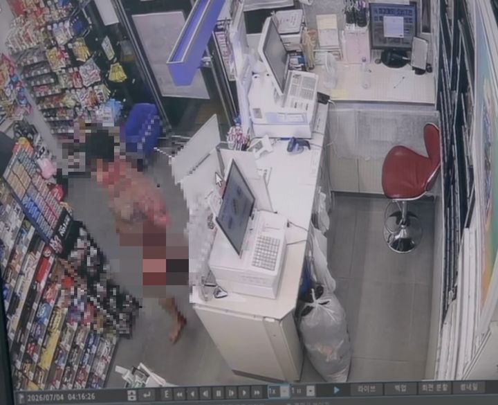 [서울=뉴시스]지난 4일 새벽 4시15분께 경산 친구 살인 사건 피의자가 알몸으로 편의점을 찾은 장면. (유족측 제공 CCTV 화면) *재판매 및 DB 금지