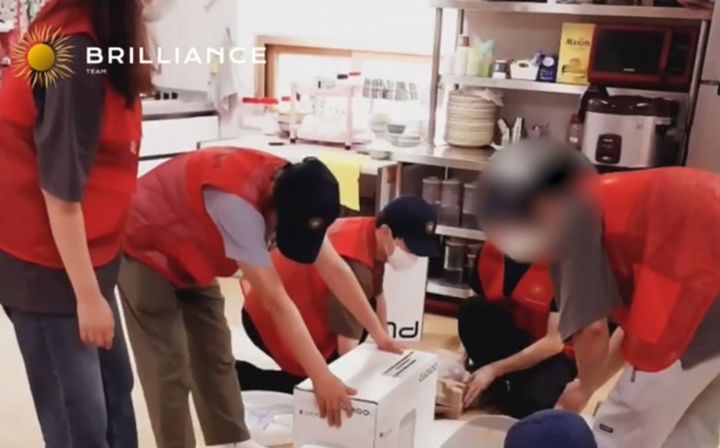 가상자산 투자 사기 일당이 봉사단체로 위장한 모습. (사진=경기남부경찰청 제공) *재판매 및 DB 금지