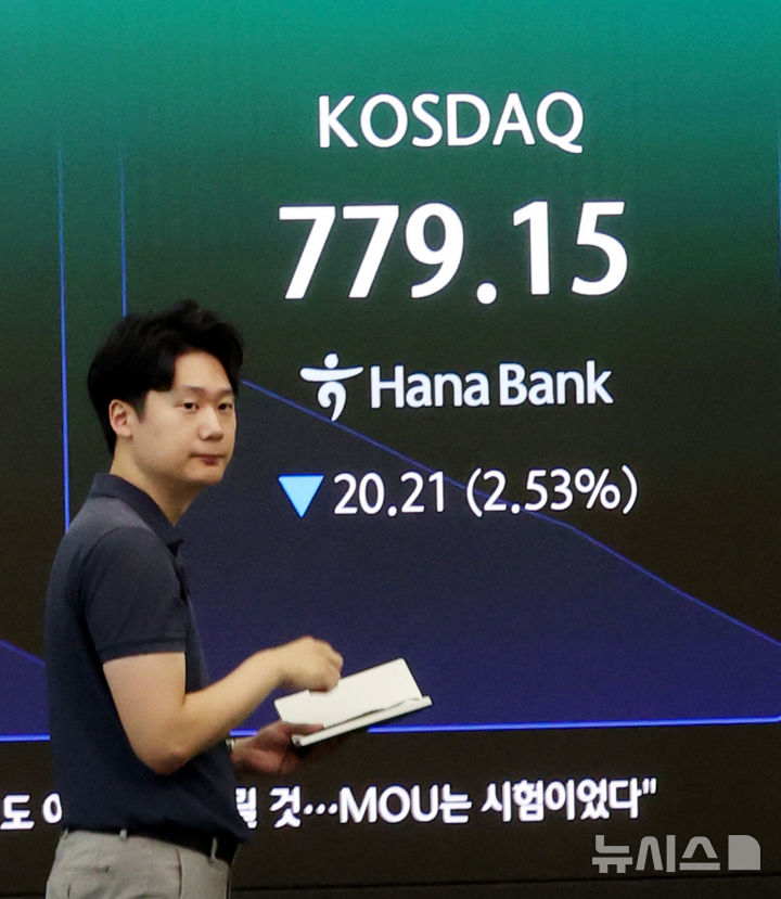 [서울=뉴시스] 박주성 기자 = 14일 오전 서울 중구 하나은행 딜링룸에서 딜러들이 업무를 하고 있다.코스닥은 전일보다 2.20포인트(0.28%) 내린 797.16 개장했다. 2026.07.14. park7691@newsis.com