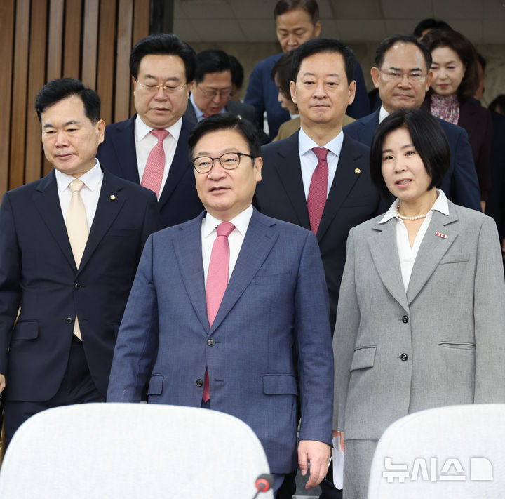 [서울=뉴시스] 최진석 기자 = 정점식 국민의힘 원내대표가 14일 여의도 국회에서 열린 원내대책회의에 입장하고 있다. 2026.07.14. myjs@newsis.com