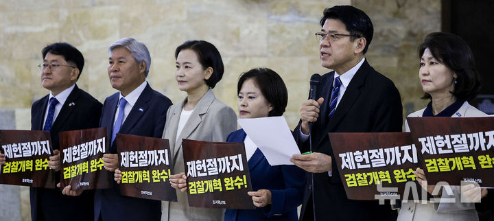 [서울=뉴시스] 정병혁 기자 = 김준형 조국혁신당 대표 권한대행 겸 원내대표가 지난 14일 서울 여의도 국회 로텐더홀에서 열린 의원총회에서 발언하고 있다. 2026.07.14. jhope@newsis.com