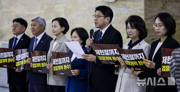 [서울=뉴시스] 정병혁 기자 = 김준형 조국혁신당 대표 권한대행 겸 원내대표가 14일 서울 여의도 국회 로텐더홀에서 열린 의원총회에서 발언하고 있다. 2026.07.14. jhope@newsis.com
