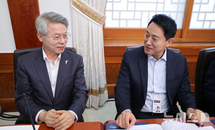 [서울=뉴시스] 조성봉 기자 = 오세훈(오른쪽) 서울시장과 민형배 전남광주통합특별시장이 14일 청와대에서 열린 국무회의에서 대화하고 있다. 2026.07.14. suncho21@newsis.com