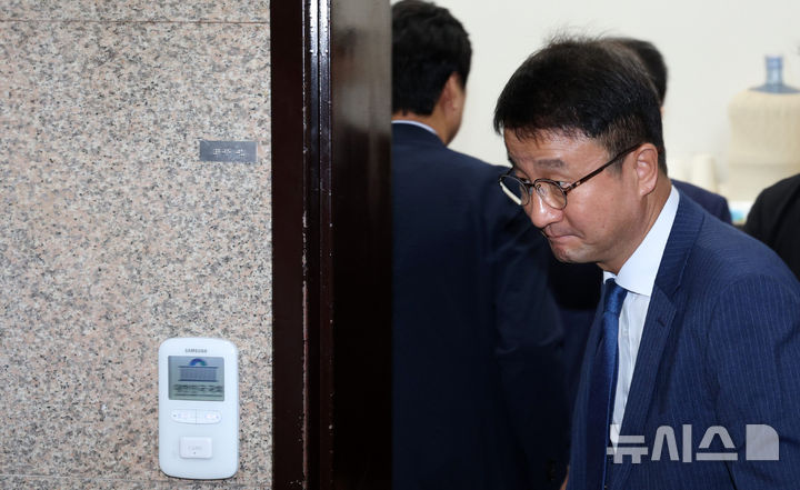 [서울=뉴시스] 고범준 기자 = 한병도 더불어민주당 대표 직무대행 겸 원내대표가 14일 오전 서울 여의도 국회에서 열린 비공개 최고위원회의를 마치고 나서고 있다. 2026.07.14. bjko@newsis.com