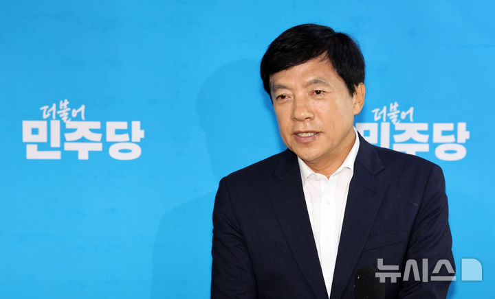 [서울=뉴시스] 고범준 기자 = 이성윤 더불어민주당 최고위원이 14일 오전 서울 여의도 국회에서 열린 비공개 최고위원회의를 마치고 취재진 앞에서 발언하고 있다. 2026.07.14. bjko@newsis.com