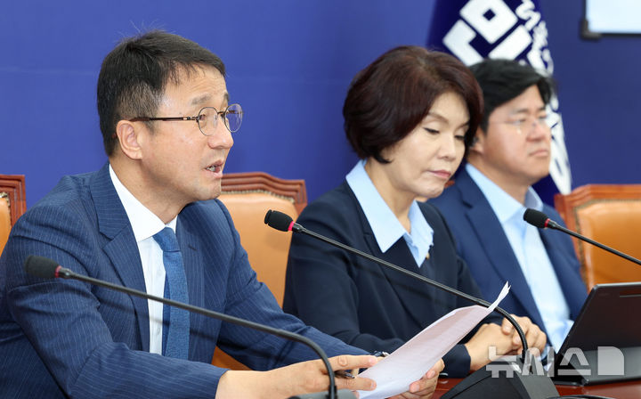 [서울=뉴시스] 고범준 기자 = 한병도 더불어민주당 대표 직무대행 겸 원내대표가 14일 서울 여의도 국회에서 열린 원내대책회의에서 발언하고 있다. 2026.07.14. bjko@newsis.com