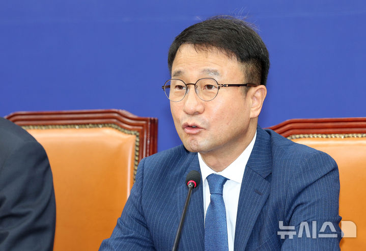 [서울=뉴시스] 고범준 기자 = 한병도 더불어민주당 대표 직무대행 겸 원내대표가 14일 서울 여의도 국회에서 열린 원내대책회의에서 발언하고 있다. 2026.07.14. bjko@newsis.com