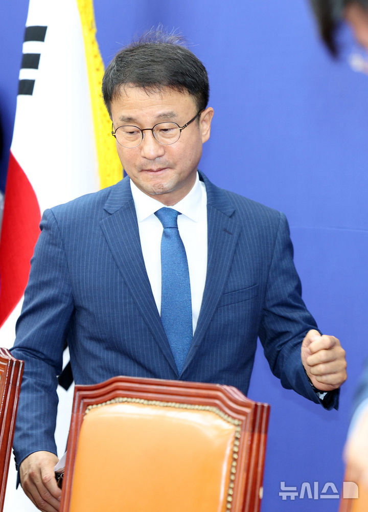 [서울=뉴시스] 고범준 기자 = 한병도 더불어민주당 대표 직무대행 겸 원내대표가 14일 서울 여의도 국회에서 열린 원내대책회의에 입장하고 있다. 2026.07.14. bjko@newsis.com