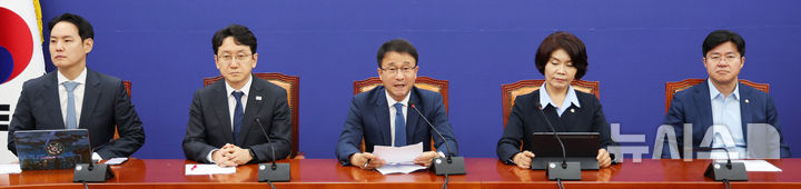 [서울=뉴시스] 고범준 기자 = 한병도 더불어민주당 대표 직무대행 겸 원내대표가 14일 서울 여의도 국회에서 열린 원내대책회의에서 발언하고 있다. 2026.07.14. bjko@newsis.com