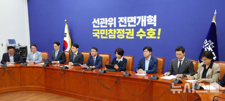 [서울=뉴시스] 고범준 기자 = 한병도 더불어민주당 대표 직무대행 겸 원내대표가 14일 서울 여의도 국회에서 열린 원내대책회의에서 발언하고 있다. 2026.07.14. bjko@newsis.com